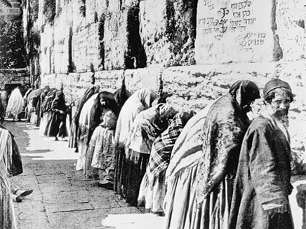 נשים וגברים מתפללים ללא מחיצה בכותל, ראשית המאה ה-20.